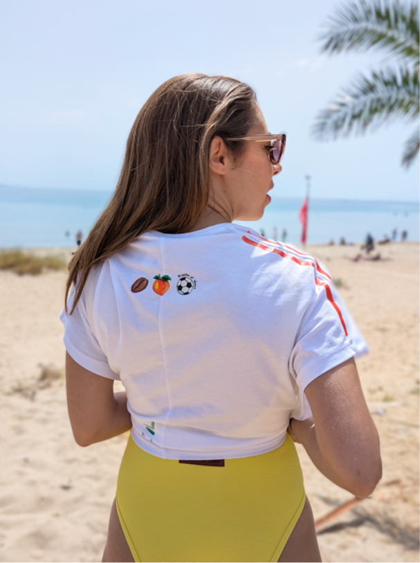 Πίσω όψη γυναικείου λευκού ζαπονέ T-shirt με χειροποίητο σχέδιο Brazilian Soul