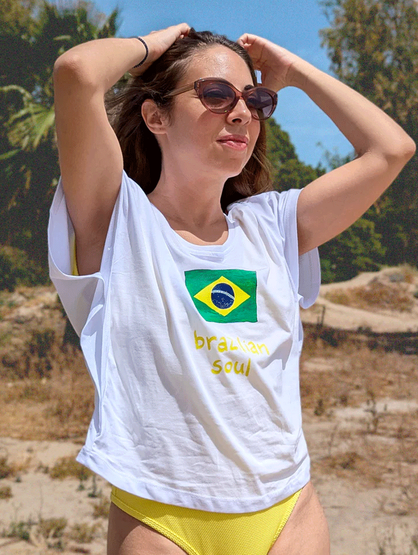 Γυναικείο λευκό ζαπονε T-shirt με χειροποίητο σχέδιο Brazilian Soul ιδανικό για καλοκαιρινές εμφανίσεις
