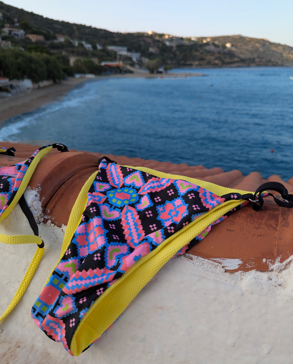 Μαγιό διπλής όψης Jessica Kaleidoscope – bottom πλευράς με γεωμετρικά και πολύχρωμα σχέδια