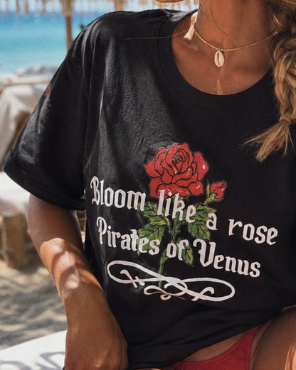 Μαύρη μπλούζα βαμβακερή με τύπωμα Τριαντάφυλλο και γράμματα Bloom like a rose σε λευκό, κόκκινο και πράσινο.