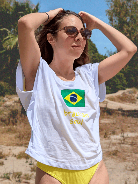 Γυναικείο λευκό  ζαπονε T-shirt  με χειροποίητο σχέδιο Brazilian Soul ιδανικό για καλοκαιρινές εμφανίσεις