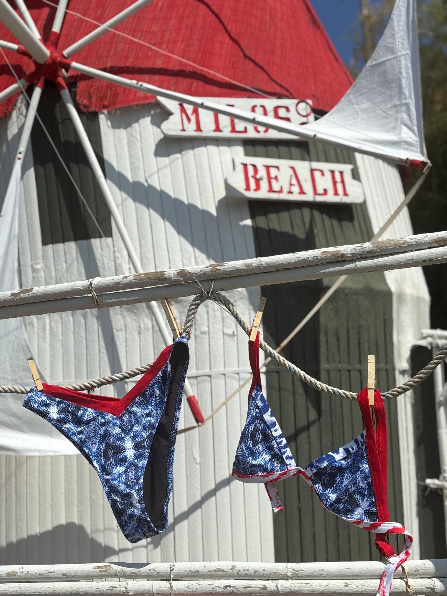Γυναικείο μπικίνι με φαρδιά ρυθμιζόμενη ράντα, κόκκινο χρώμα και τρία διαφορετικά prints – με κούμπωμα πίσω  