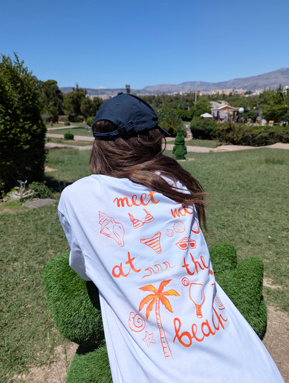 Πίσω όψη λευκού γυναικείου oversize T-shirt από βαμβάκι με τύπωμα ζωγραφισμένο στο χέρι Meet Me At The Beach

