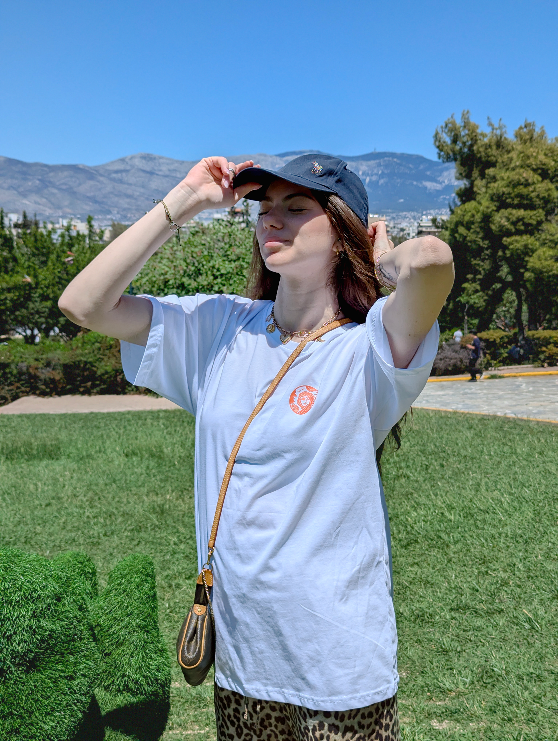 Μπροστινή όψη λευκού oversize γυναικείου T-shirt Meet me at the beach από βαμβάκι με πορτοκαλί logo Pirates of Venus
