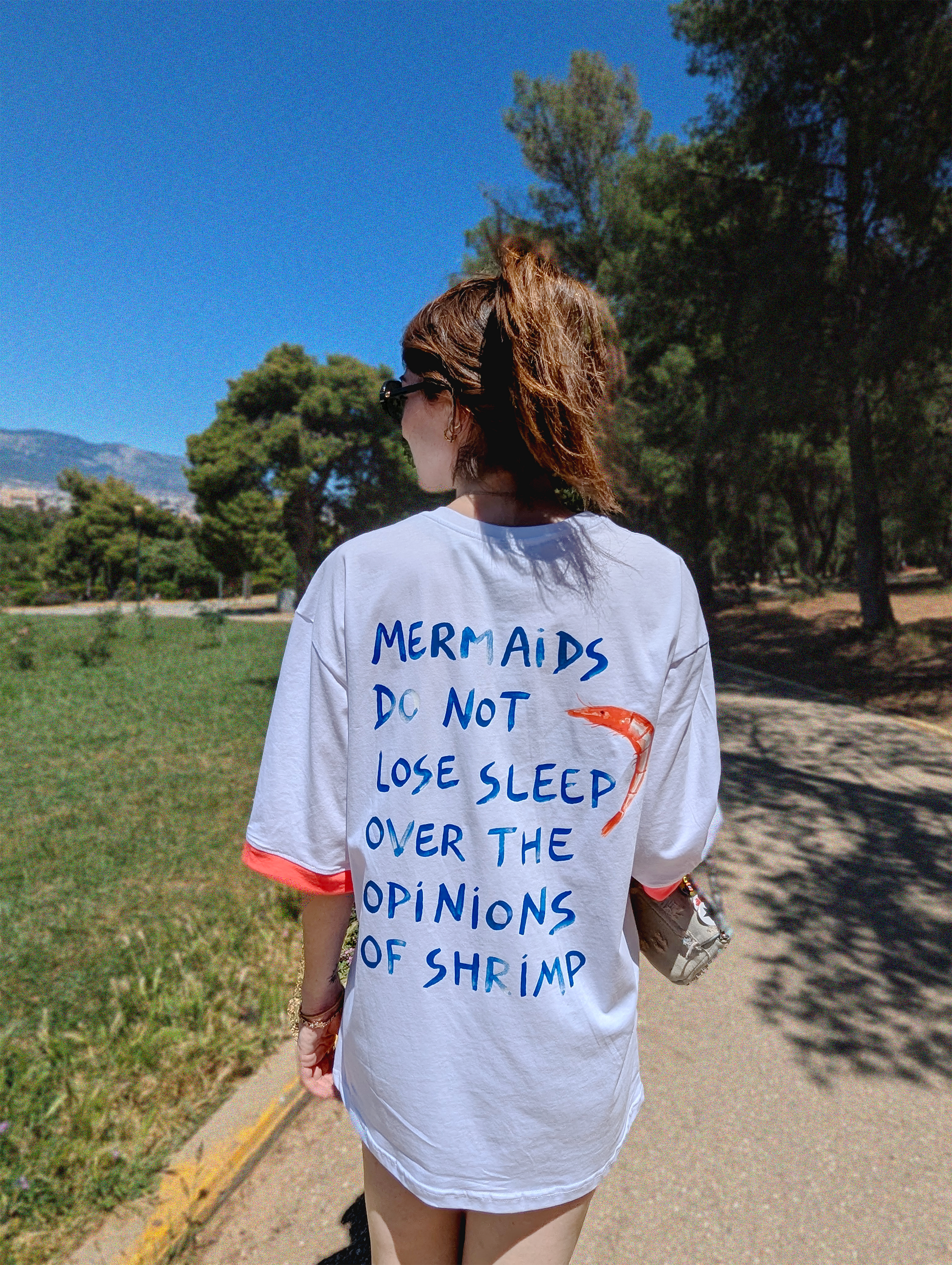 Πίσω όψη λευκού γυναικείου oversize T-shirt από βαμβάκι με σχέδιο Mermaid Do Not Lose Sleep