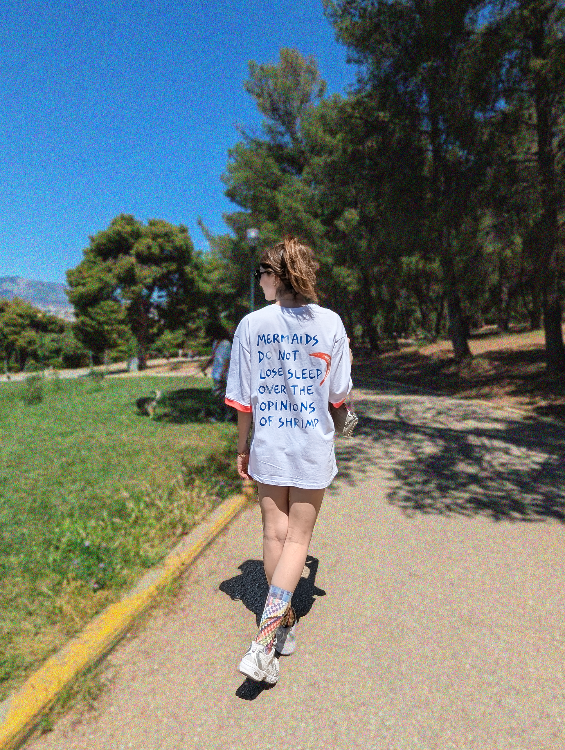 Πίσω όψη λευκού γυναικείου oversize T-shirt από βαμβάκι με σχέδιο Mermaid Do Not Lose Sleep