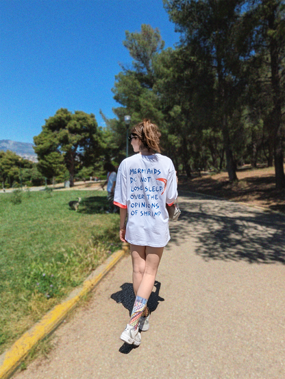 Πίσω όψη λευκού γυναικείου oversize T-shirt από βαμβάκι με σχέδιο Mermaid Do Not Lose Sleep