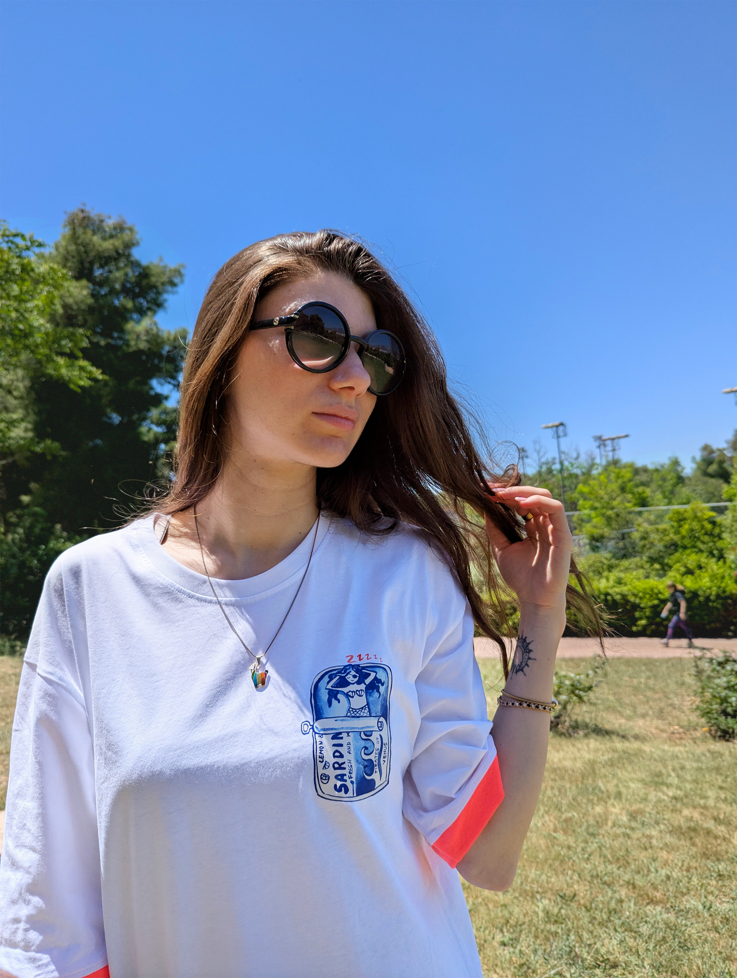 Μπροστινή όψη λευκού γυναικείου oversize T-shirt από βαμβάκι Mermaids Do Not Lose Sleep
