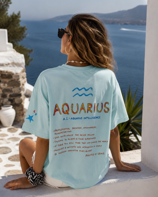 Κοπέλα ατενίζει το Αιγαίο φορώντας το oversized tshirt με τυπώματα με θέμα το ζώδιο του υδροόου