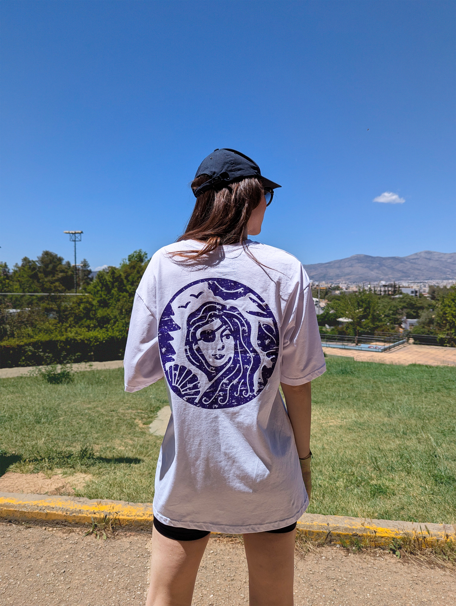 Πίσω όψη λευκού γυναικείου oversize T-shirt Pirates of Venus από βαμβάκι με το λογότυπο της εταιρείας
