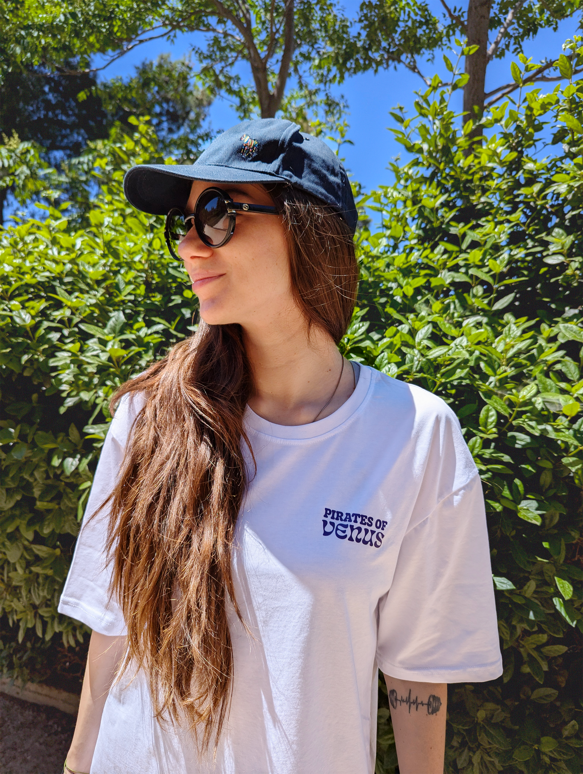 Mπροστινή όψη λευκού γυναικείου oversize T-shirt Pirates of Venus από βαμβάκι με το λογότυπο της εταιρείας
