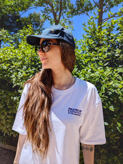 Mπροστινή όψη λευκού γυναικείου oversize T-shirt Pirates of Venus από βαμβάκι με το λογότυπο της εταιρείας