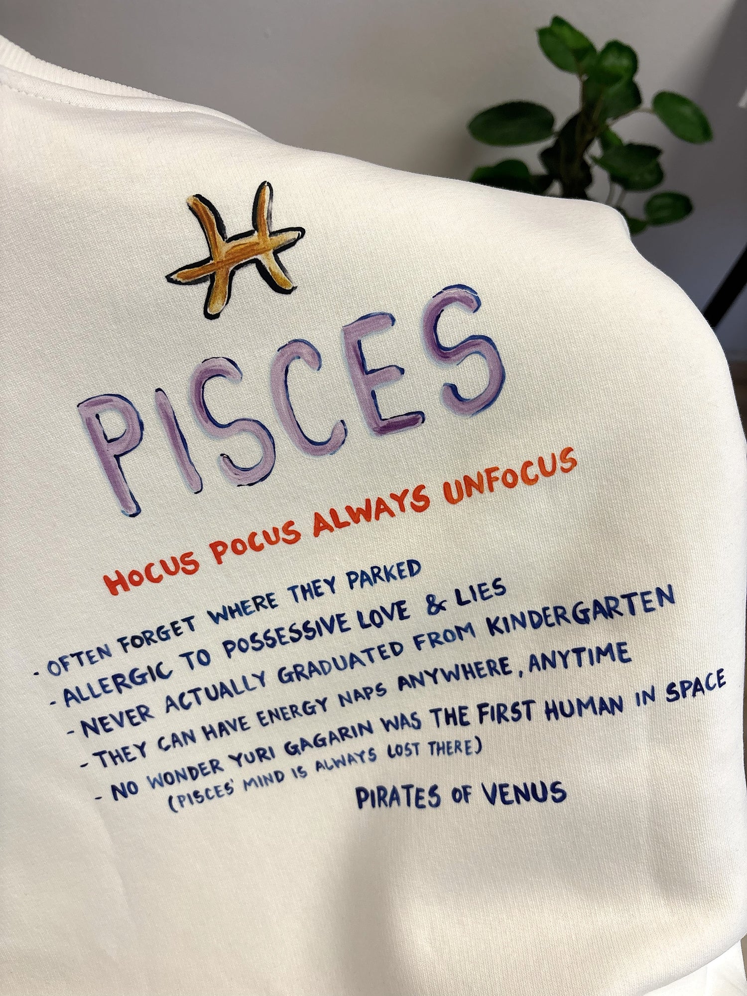 100% βαμβακερό φούτερ ελληνικής ραφής με πολύχρωμα τυπώματα μπροστά, πίσω και στα δύο μανίκια με θέμα το ζώδιο του Ιχθύ.