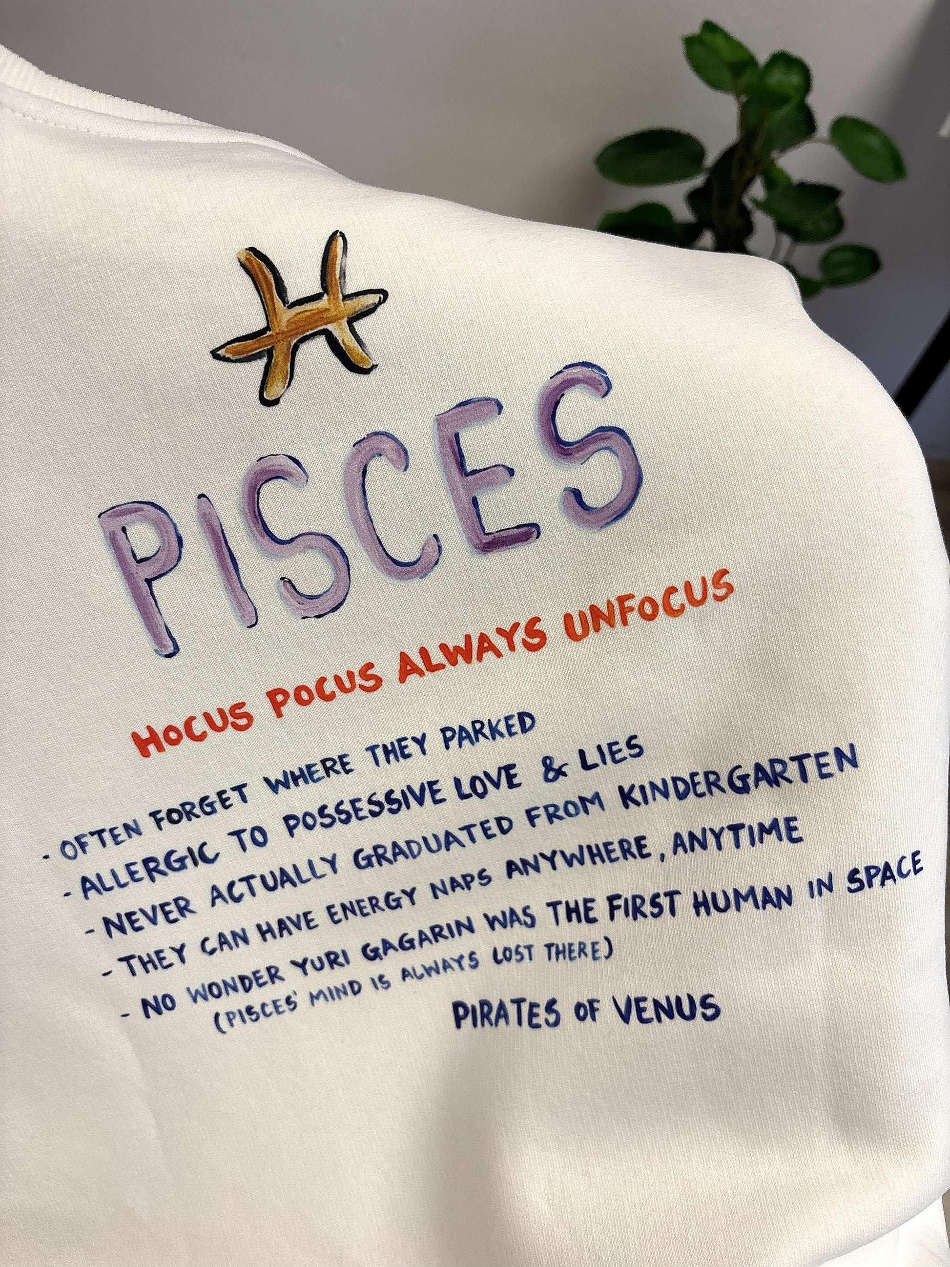 100% βαμβακερό φούτερ ελληνικής ραφής με πολύχρωμα τυπώματα μπροστά, πίσω και στα δύο μανίκια με θέμα το ζώδιο του Ιχθύ.