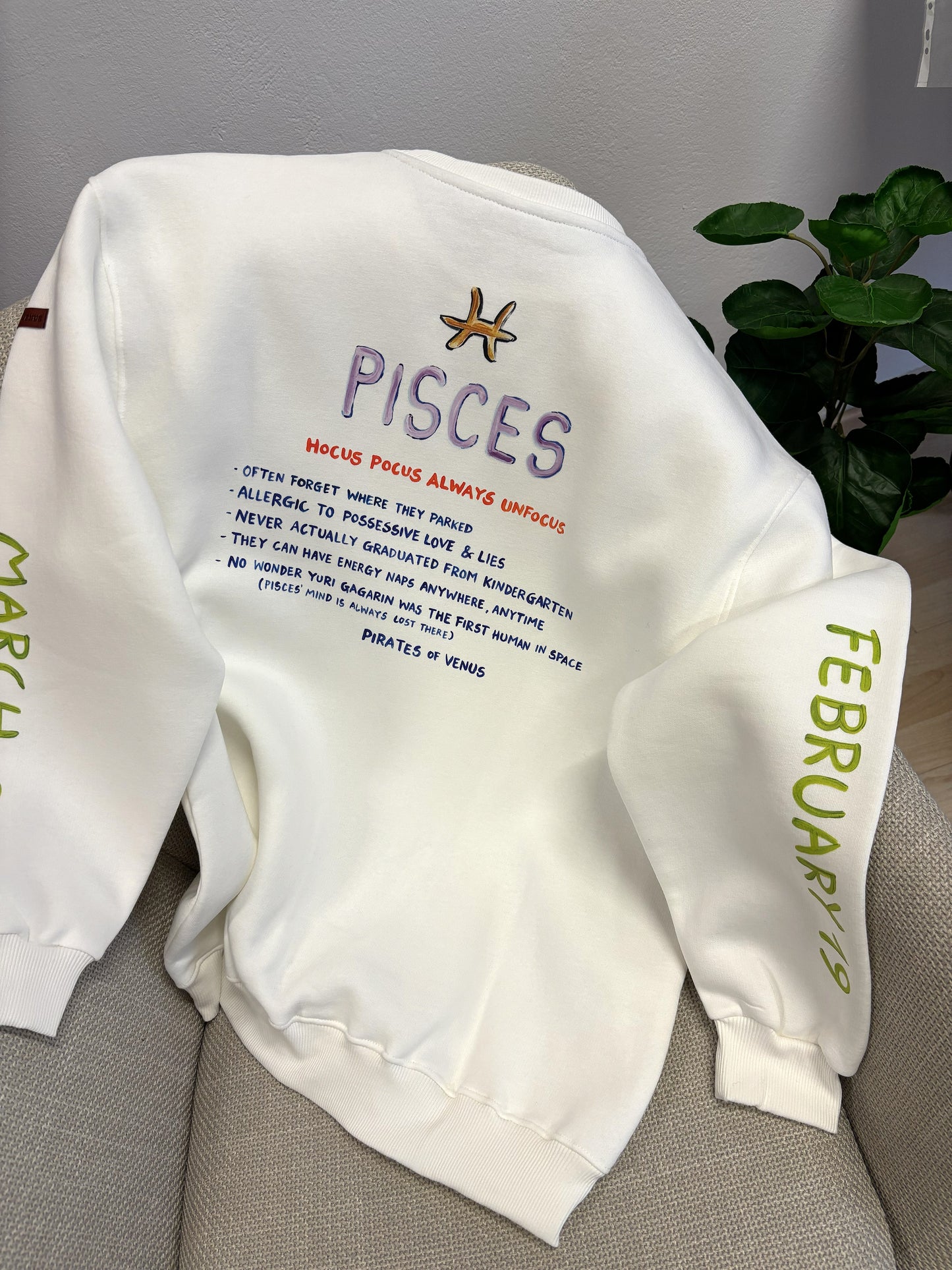 100% βαμβακερό φούτερ ελληνικής ραφής με πολύχρωμα τυπώματα μπροστά, πίσω και στα δύο μανίκια με θέμα το ζώδιο του Ιχθύ. Το χιουμοριστικό κείμενο της πλάτης!