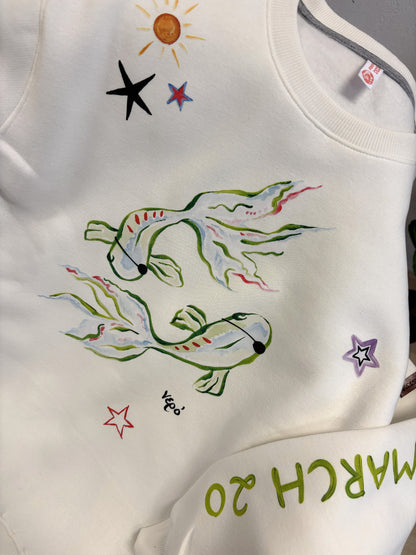 100% βαμβακερό φούτερ ελληνικής ραφής με πολύχρωμα τυπώματα μπροστά, πίσω και στα δύο μανίκια με θέμα το ζώδιο του Ιχθύ. Μπροστά έχει τα ψαράκια πειρατές!