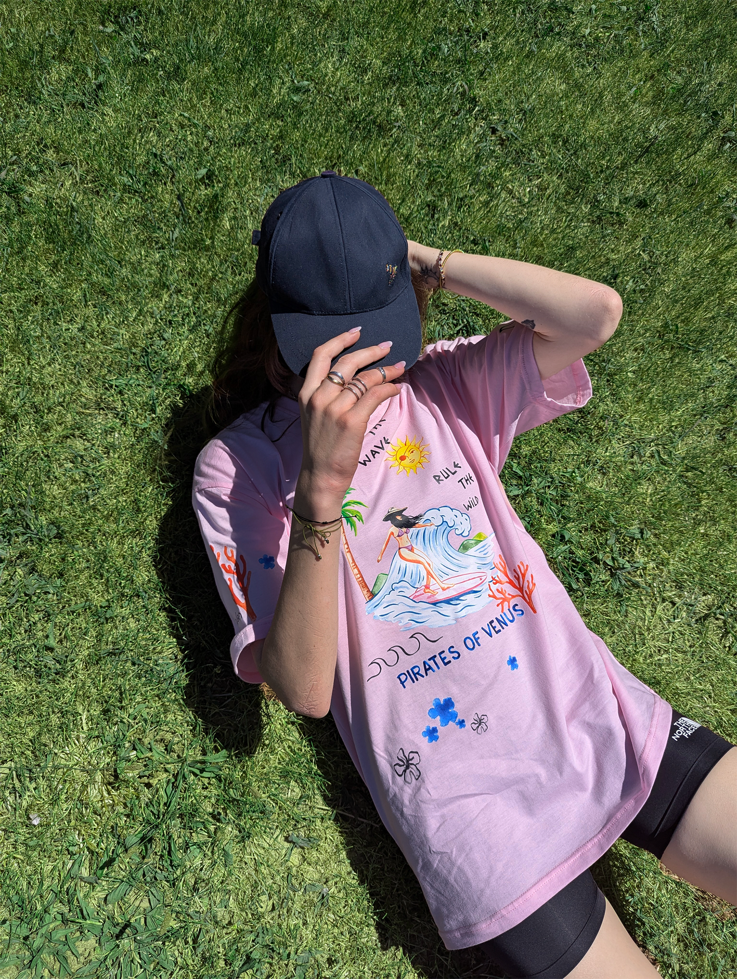 Μπροστινή όψη ροζ γυναικείου oversize T-shirt από βαμβάκι με σχέδιο Rule the Wild