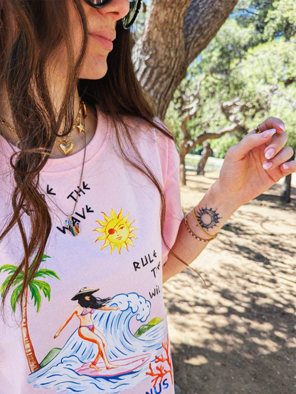 Μπροστινή κοντινή όψη ροζ γυναικείου oversize T-shirt από βαμβάκι με σχέδιο Rule the Wild