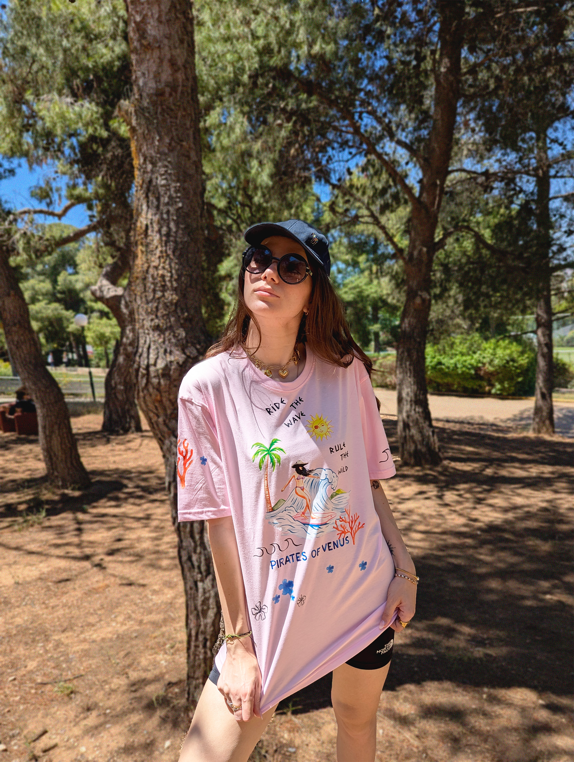Μπροστινή όψη ροζ γυναικείου oversize T-shirt από βαμβάκι με σχέδιο Rule the Wild
