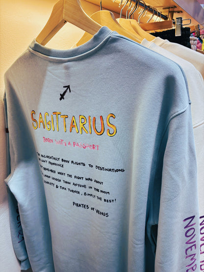 100% βαμβακερό φούτερ ελληνικής ραφής με πολύχρωμα τυπώματα μπροστά, πίσω και στα δύο μανίκια με θέμα το ζώδιο του Τοξότη. Η πλάτη έχει χιουμοριστικό κείμενογραμμένο στα αγγλικά.