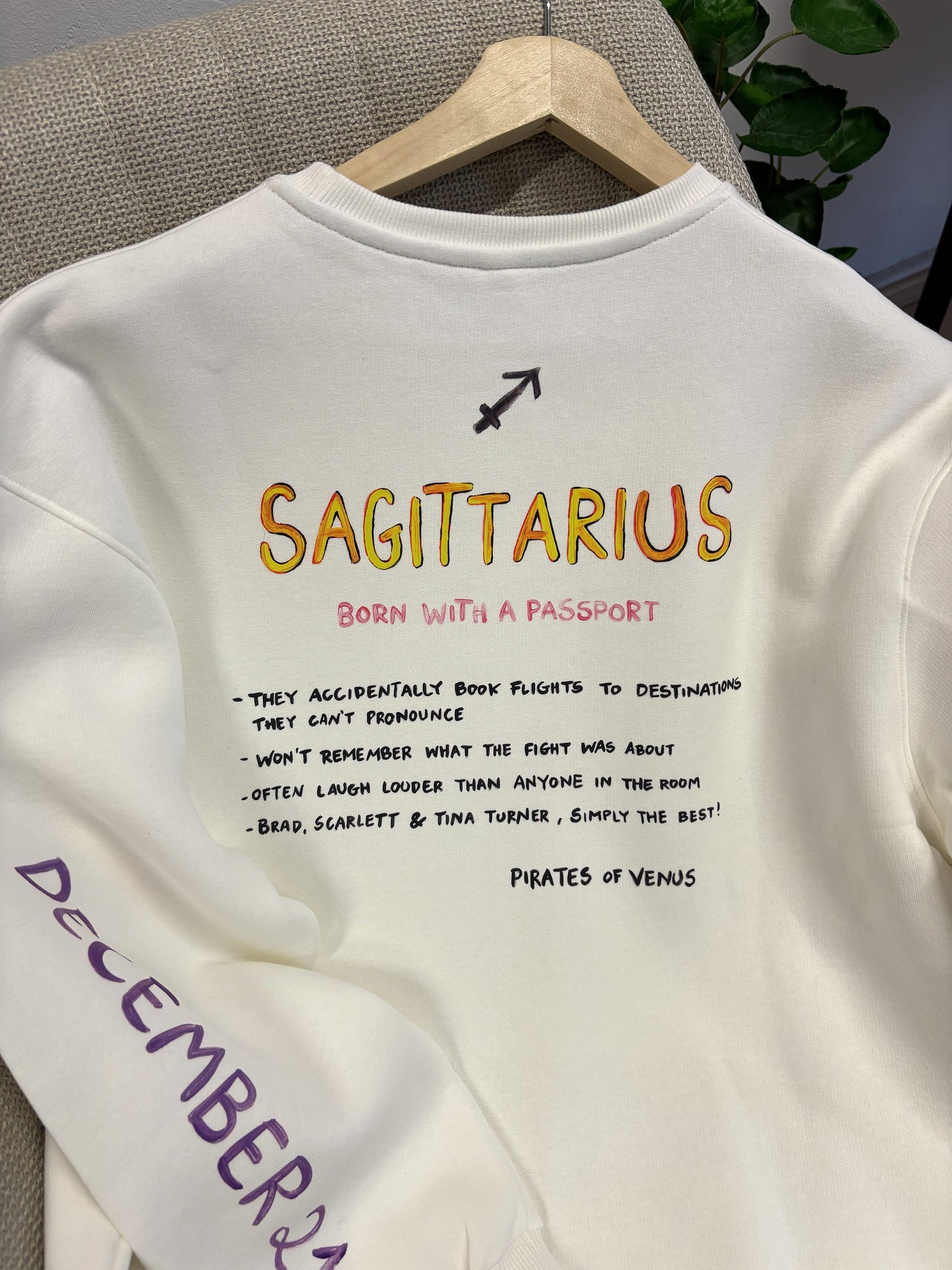 100% βαμβακερό φούτερ ελληνικής ραφής με πολύχρωμα τυπώματα μπροστά, πίσω και στα δύο μανίκια με θέμα το ζώδιο του Τοξότη. Ιδανικό για το Πάσχα!