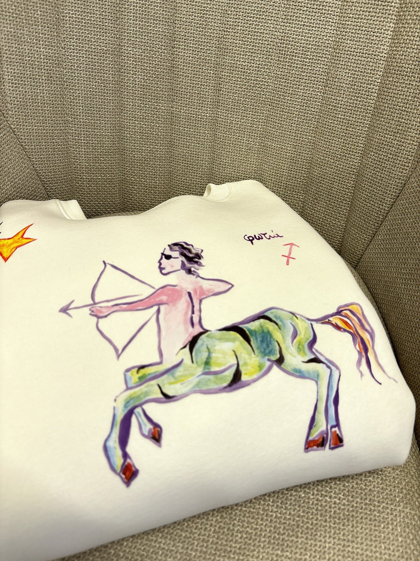 100% βαμβακερό φούτερ ελληνικής ραφής με πολύχρωμα τυπώματα μπροστά, πίσω και στα δύο μανίκια με θέμα το ζώδιο του Τοξότη.