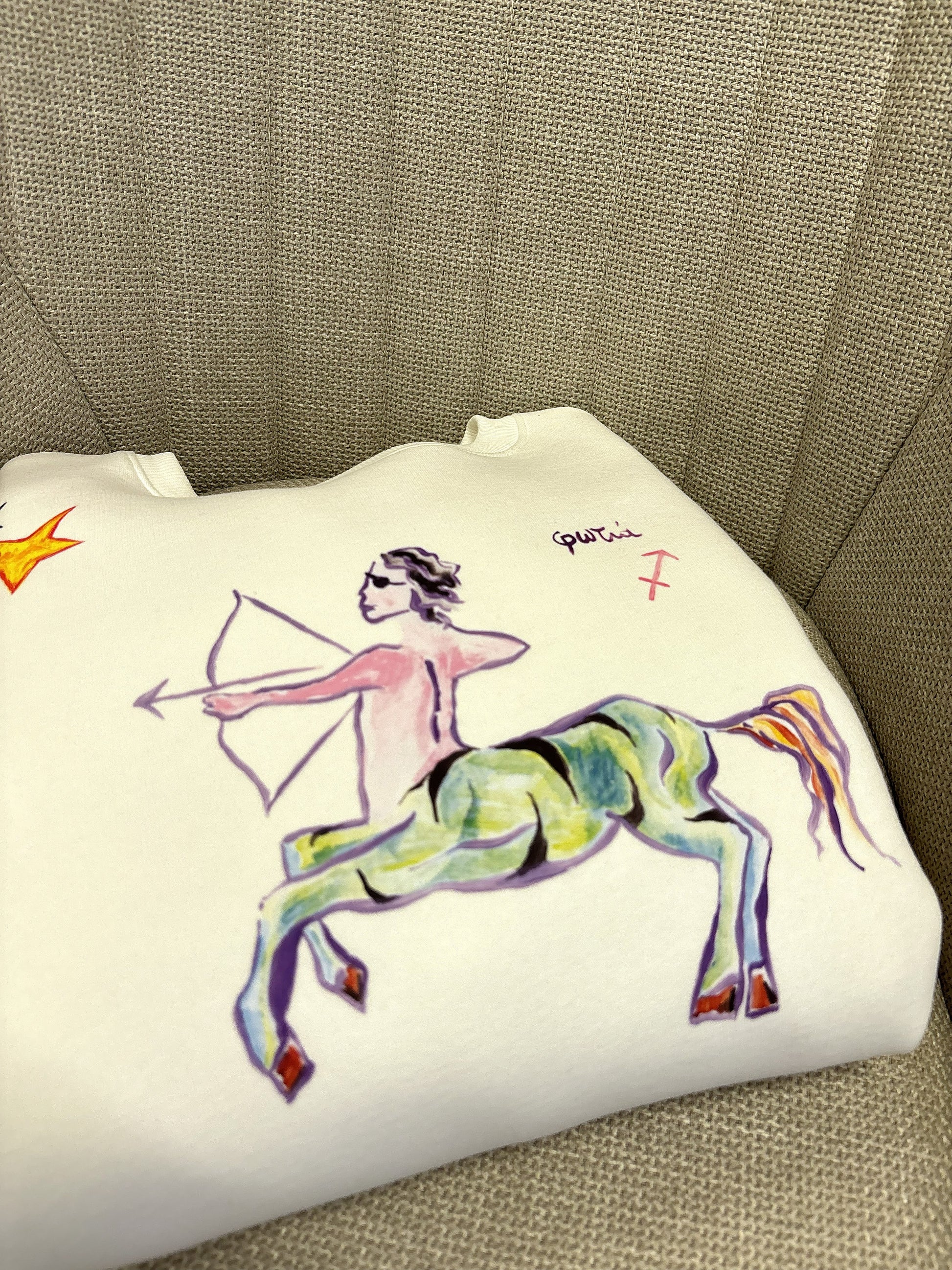 100% βαμβακερό φούτερ ελληνικής ραφής με πολύχρωμα τυπώματα μπροστά, πίσω και στα δύο μανίκια με θέμα το ζώδιο του Τοξότη.