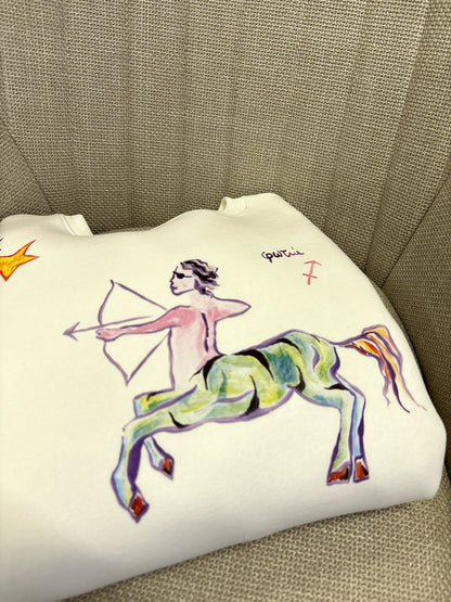 100% βαμβακερό φούτερ ελληνικής ραφής με πολύχρωμα τυπώματα μπροστά, πίσω και στα δύο μανίκια με θέμα το ζώδιο του Τοξότη.