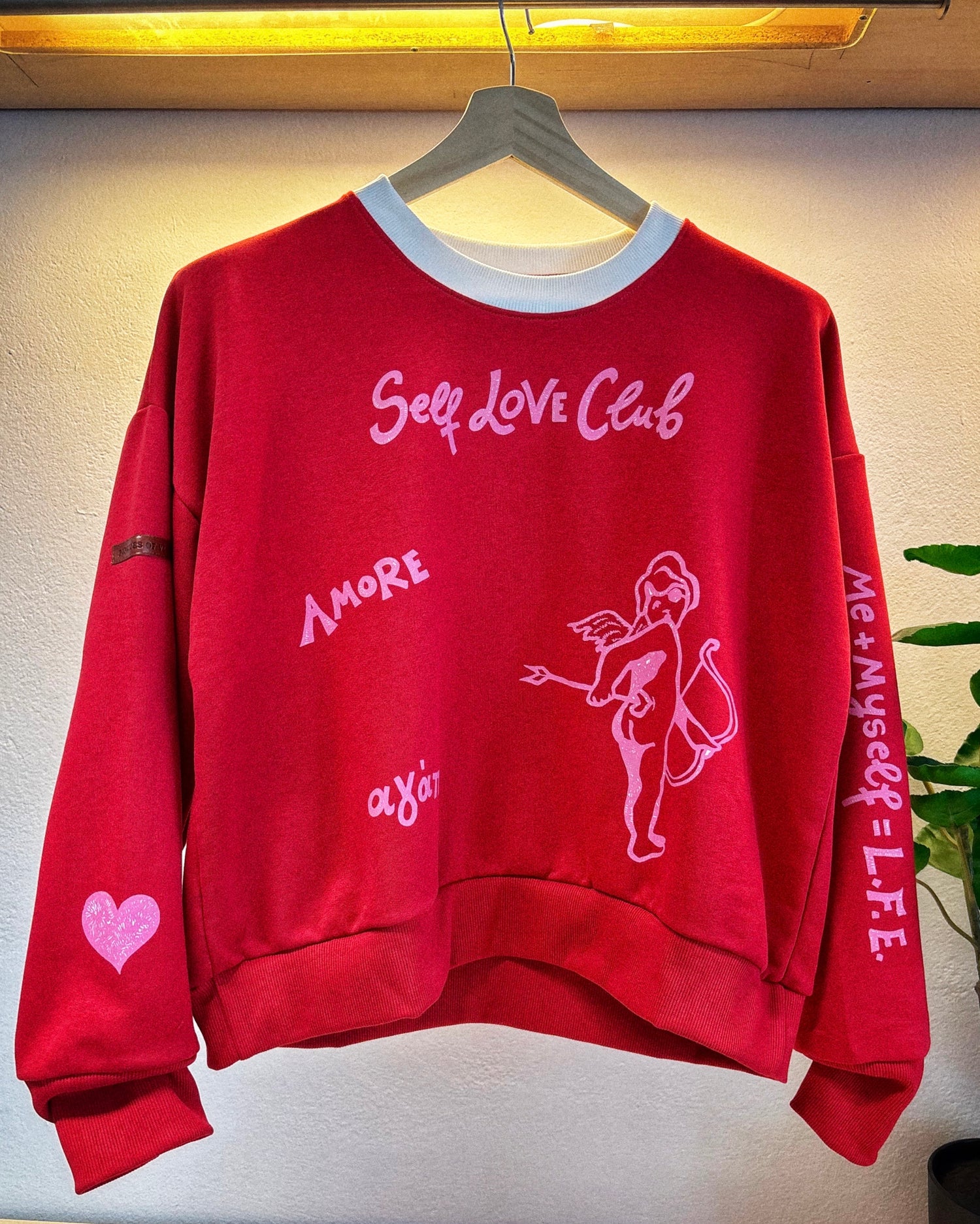 Κόκκινη μπλούζα φούτερ με ροζ τυπώματα μπροστά και στα μανίκια