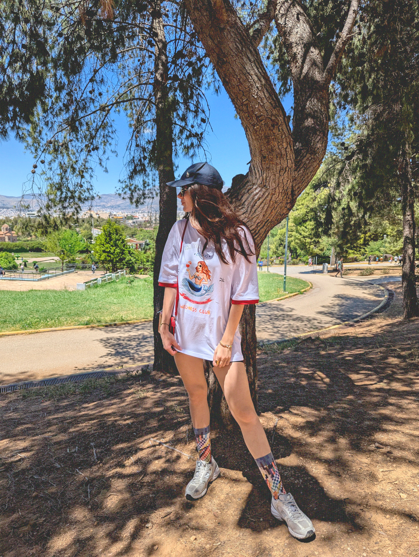 Μπροστινή όψη λευκού γυναικείου oversize T-shirt Vitamin A από βαμβάκι με τυπωμα γοργόνας ζωγραφισμένο στο χέρι 