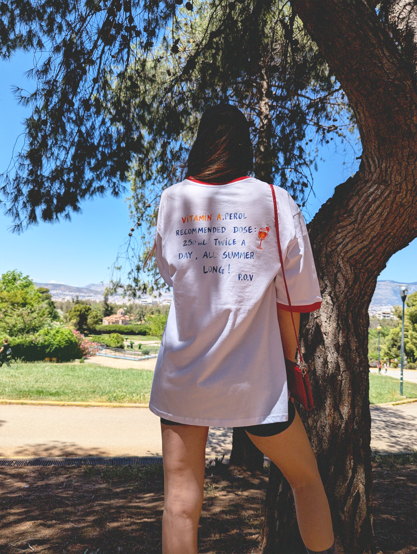 Πίσω όψη λευκού γυναικείου oversize T-shirt Vitamin A από βαμβάκι 