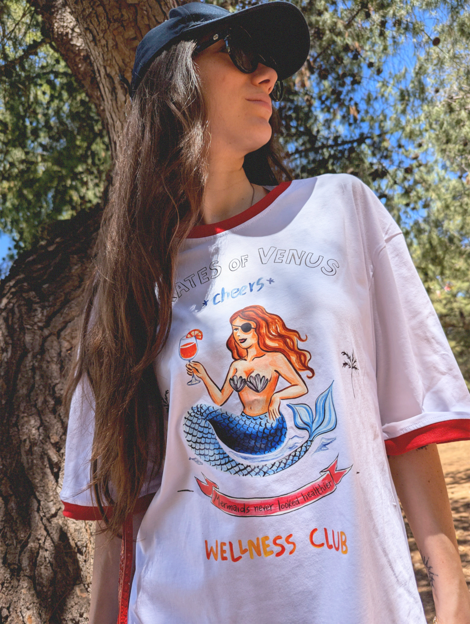 Μπροστινή όψη λευκού γυναικείου oversize T-shirt Vitamin A από βαμβάκι με τυπωμα γοργόνας ζωγραφισμένο στο χέρι 