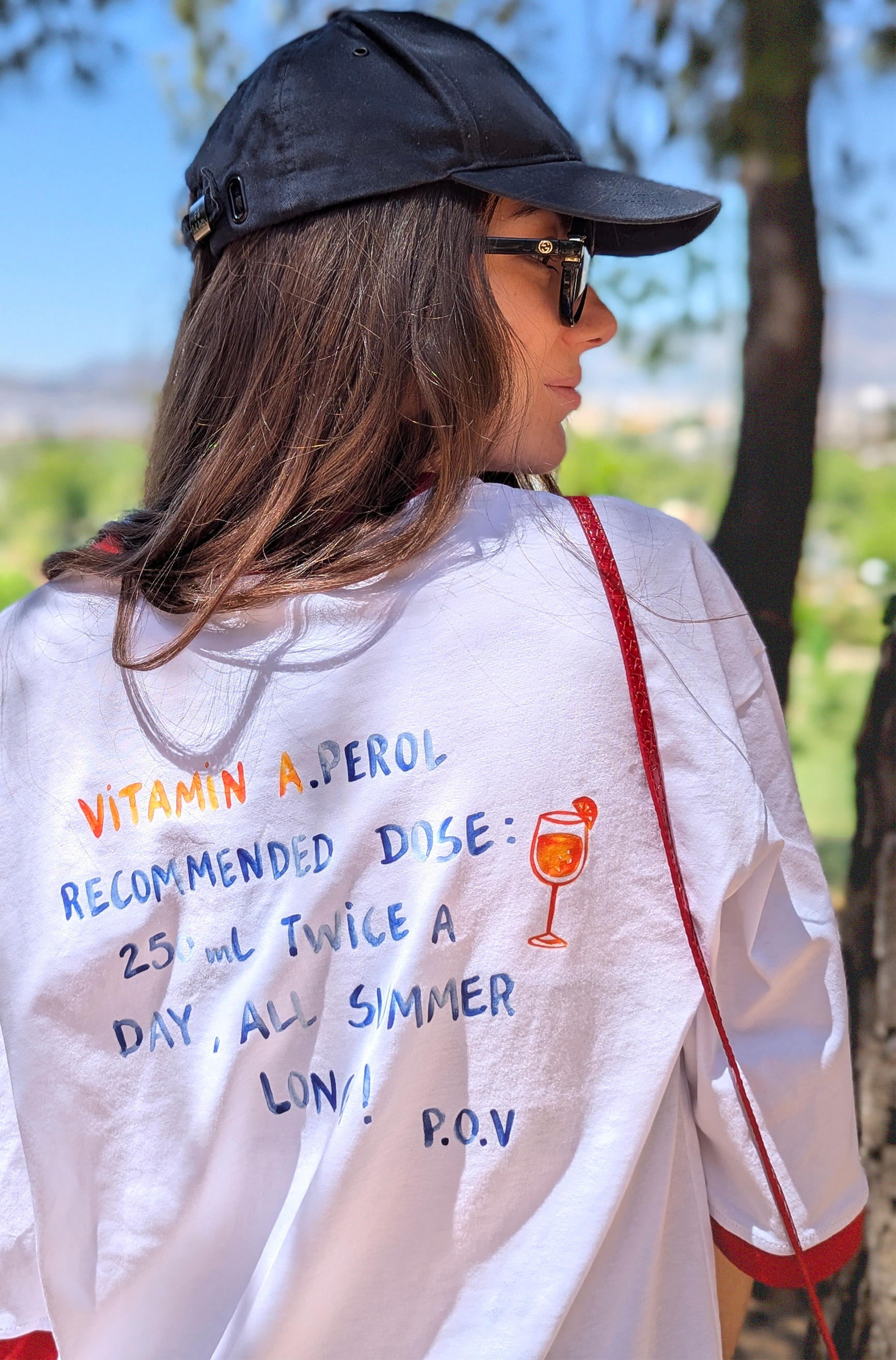 Πίσω όψη λευκού γυναικείου oversize T-shirt Vitamin A από βαμβάκι 