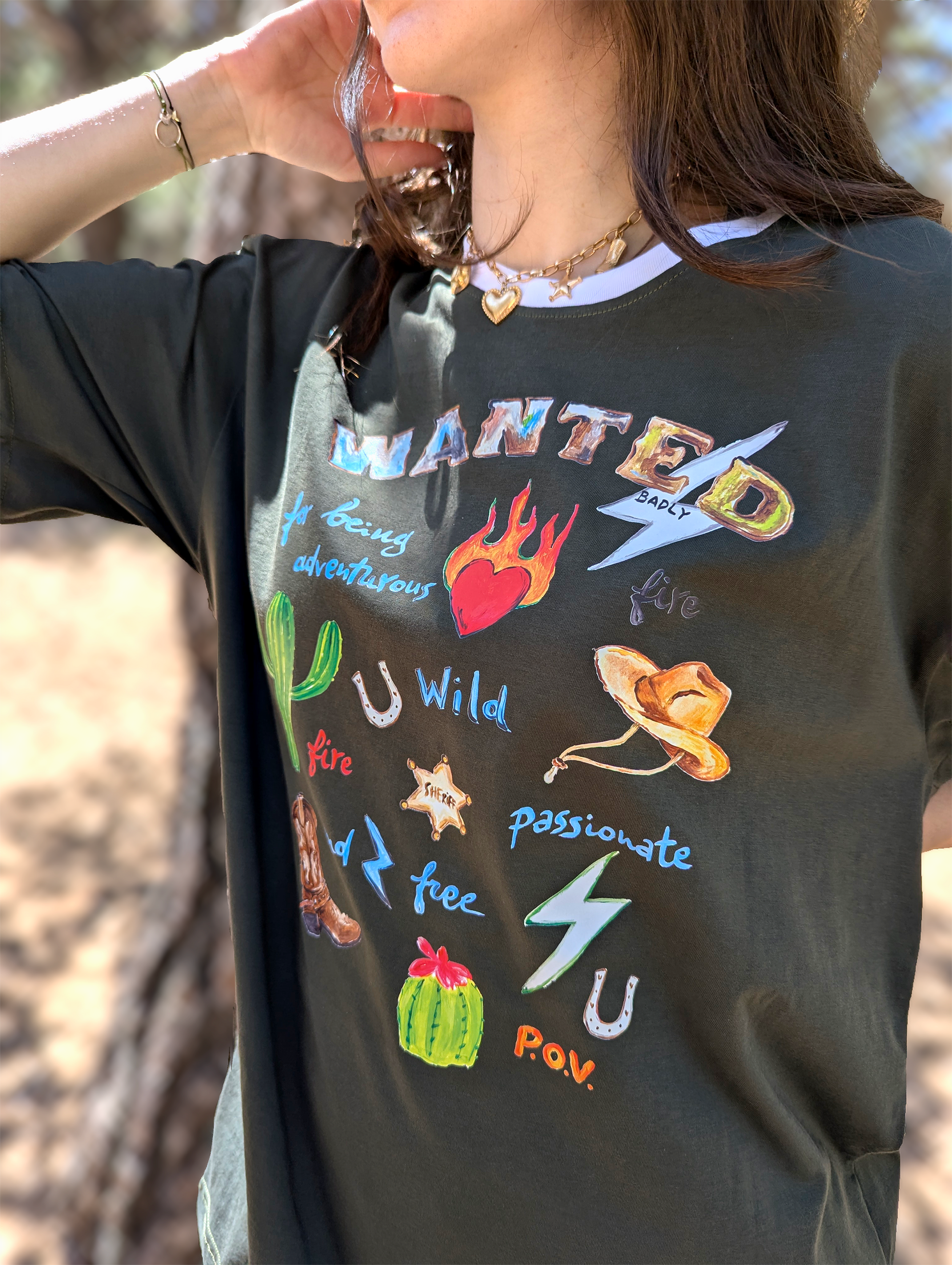 Κοντινή μπροστινή όψη χακί oversize γυναικείου T-shirt από βαμβάκι με σχέδιο Wanted Badly 