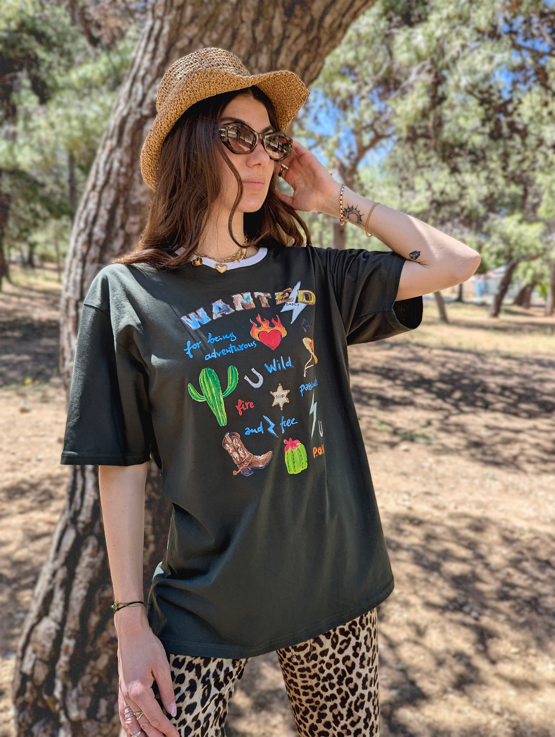 Κοντινή μπροστινή όψη χακί oversize γυναικείου T-shirt από βαμβάκι με σχέδιο Wanted Badly 