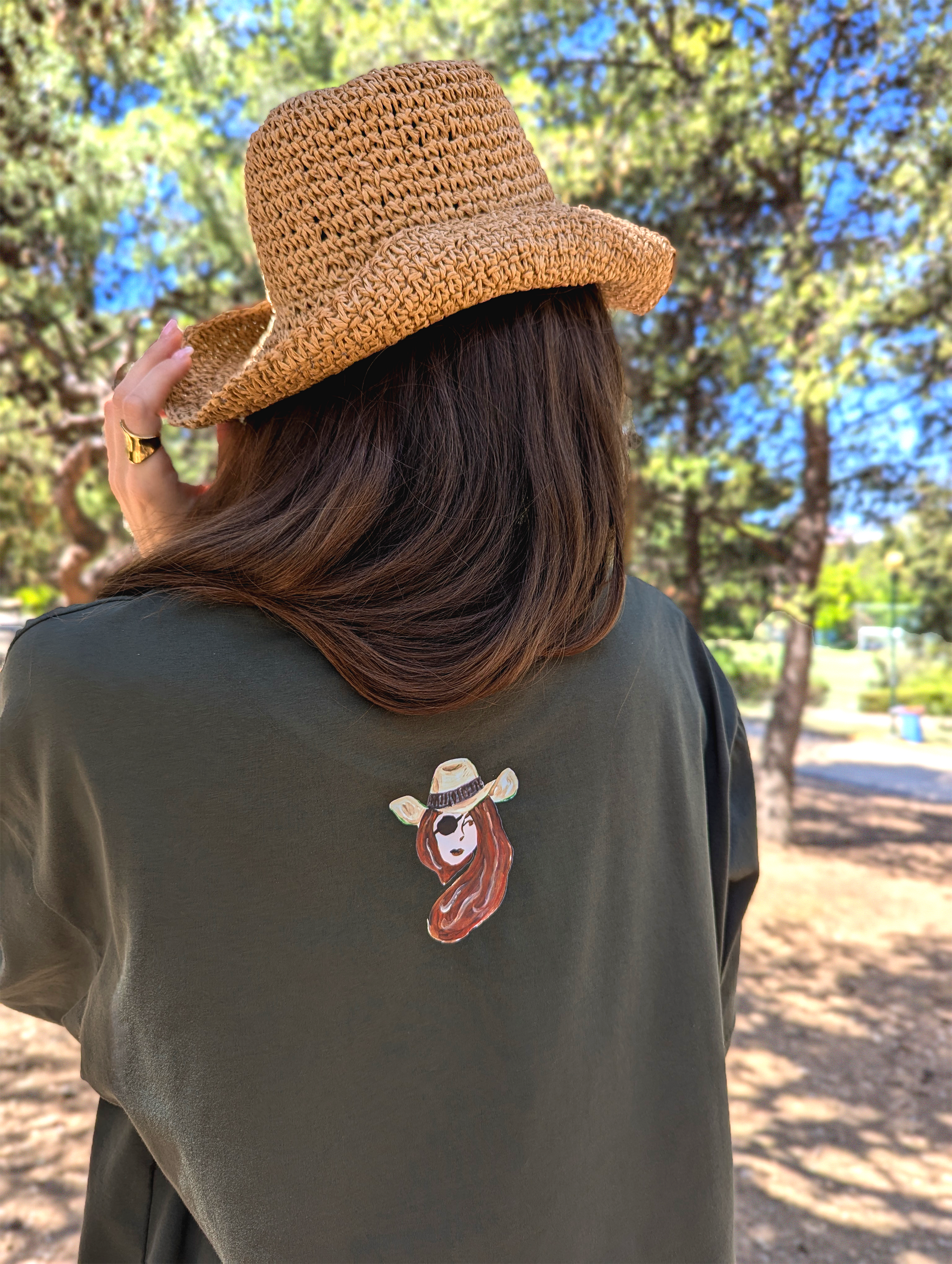 Πίσω όψη χακί γυναικείου oversize T-shirt  Wanted Badly από βαμβάκι με σχέδιο Cowgirl