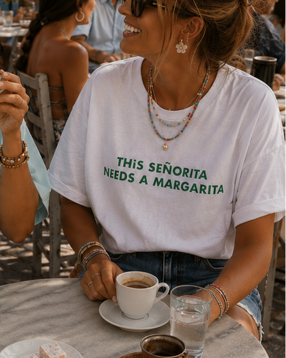 Κοπέλα σε καφενείο φοράει το τέλειο λευκο μπλουζάκι που λέει This senorita needs a margarita