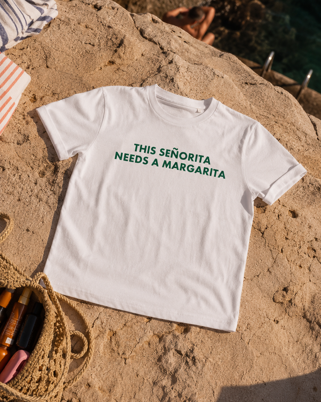 Λευκό απλό βαμβακερό tshirt με πράσινα γράμματα τύπωμα 'This senorita needs a margarita'