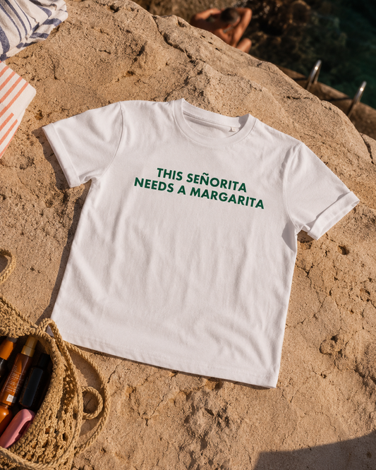 Λευκό απλό βαμβακερό tshirt με πράσινα γράμματα τύπωμα 'This senorita needs a margarita'