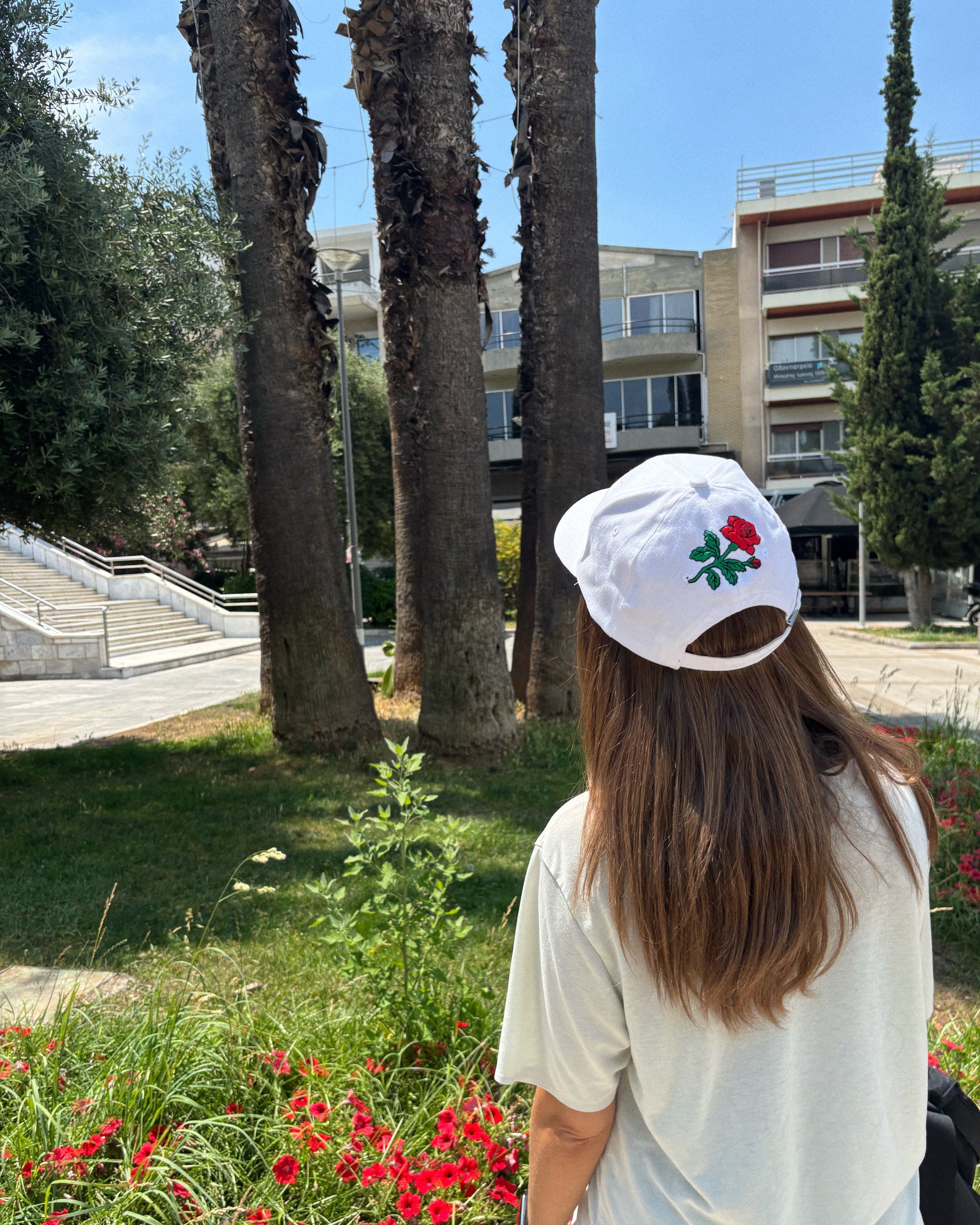 Λευκό καπέλο τζόκευ με κέντημα κόκκινο τριαντάφυλλο πίσω