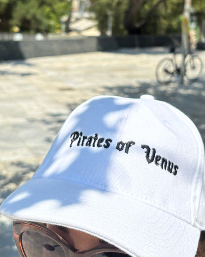 Λευκό καπέλο τζόκευ με κέντημα Pirates of Venus μαύρο μπροστά