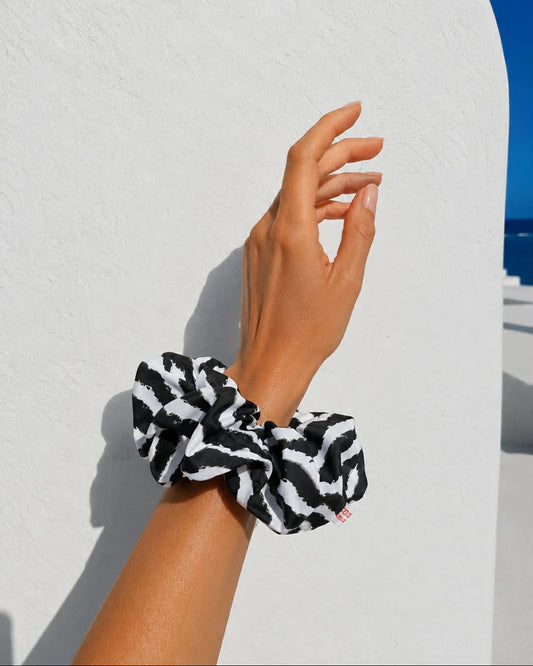 Scrunchie ζέβρα ασπρόμαυρο φορεμένο σα βραχιόλι.