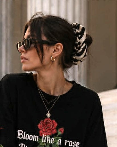 Σκράντσι ασπρόμαυρη ζέβρα φορεμένο στον κότσο