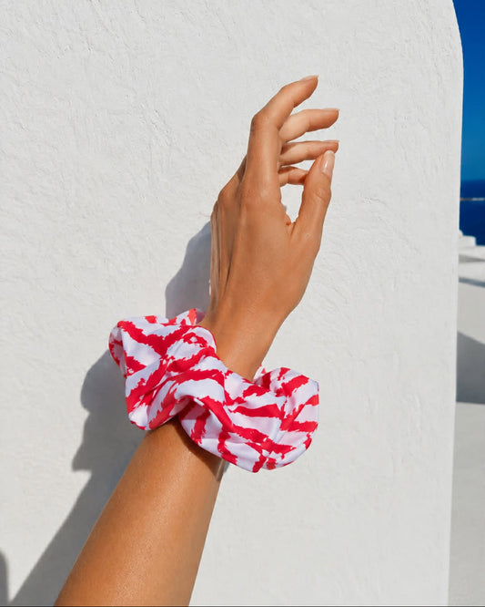 Scrunchie φορεμενο σα βραχιολι σε κοκκινο ζεβρέ σχέδιο