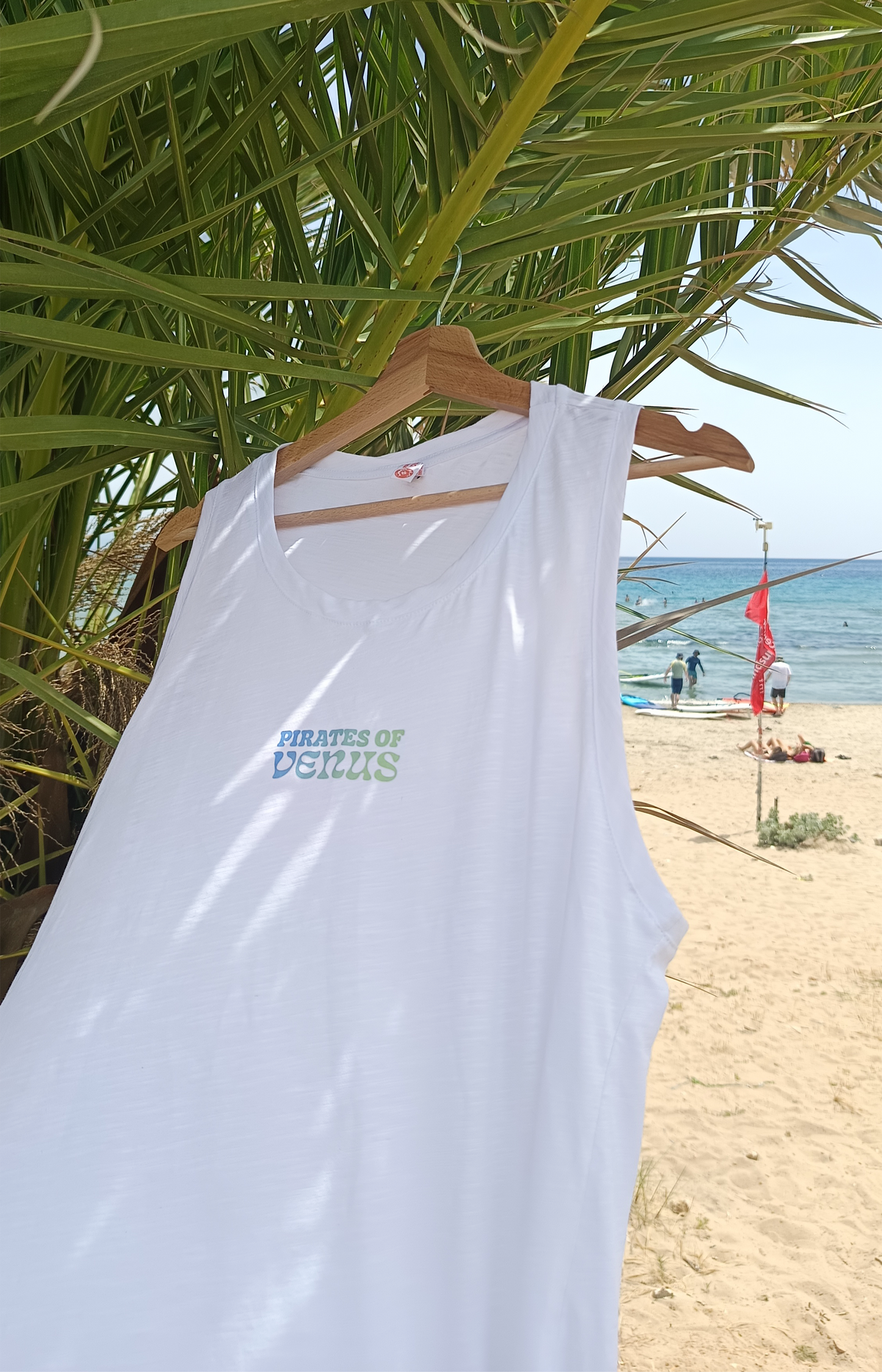 Μπροστινή όψη λευκού αμάνικου βαμβακερού T-shirt P.o.V  με το λογότυπο της εταιρείας Pirates of Venus