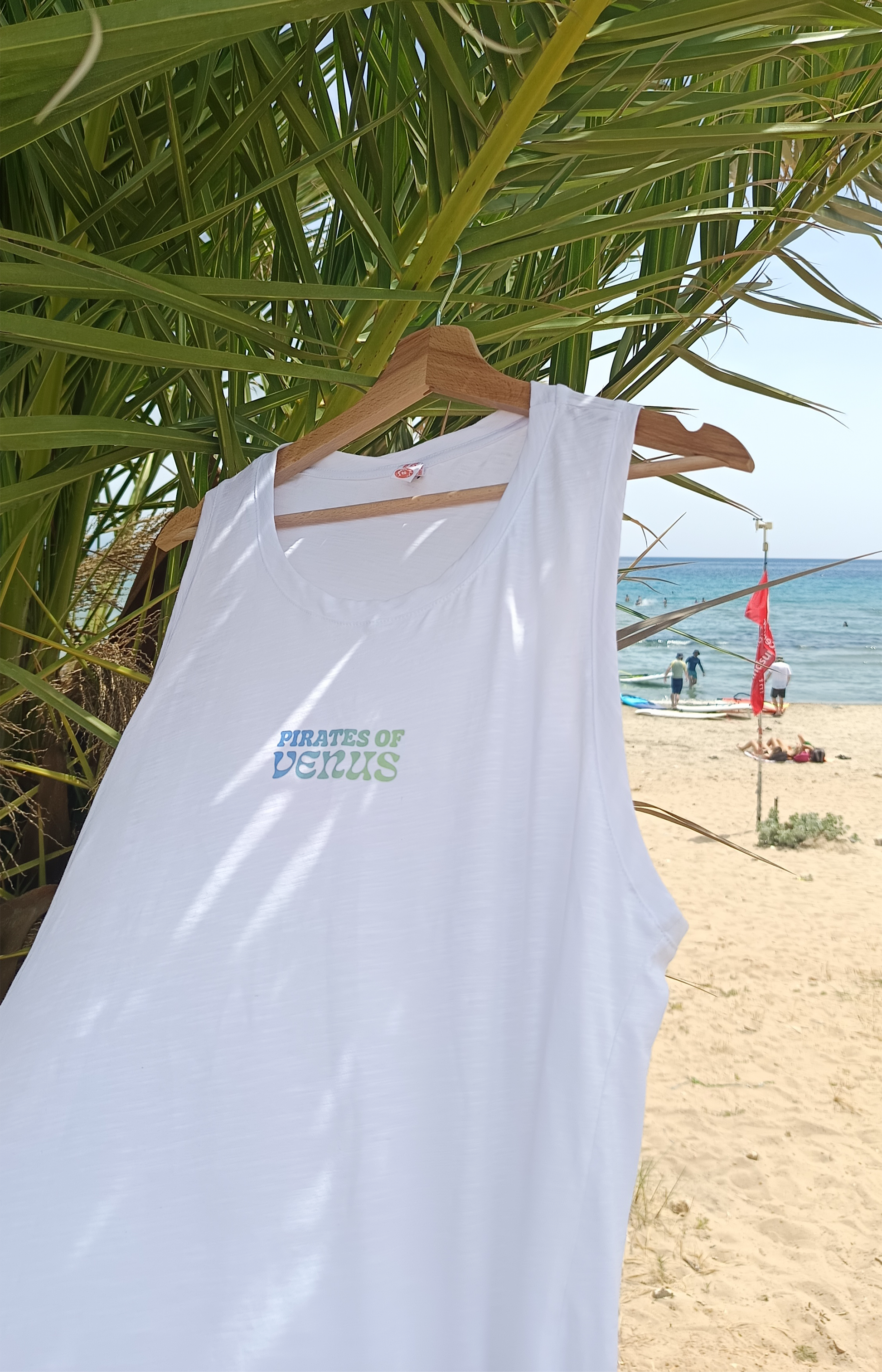 Μπροστινή όψη λευκού αμάνικου βαμβακερού T-shirt P.o.V  με το λογότυπο της εταιρείας Pirates of Venus