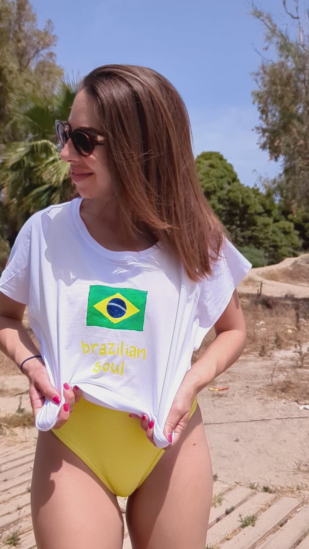 Video γυναικείου λευκού ζαπονέ T-shirt  με χειροποίητο σχέδιο Brazilian Soul ιδανικό για καλοκαιρινές εμφανίσεις